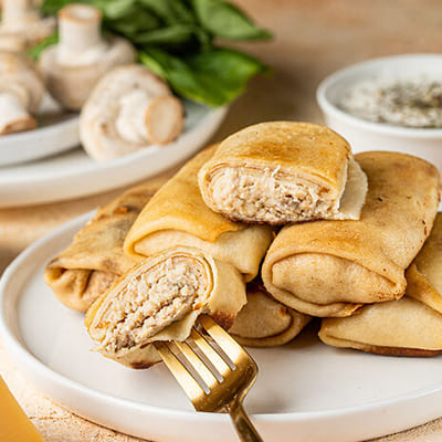 Млинці з куркою, сиром та грибами